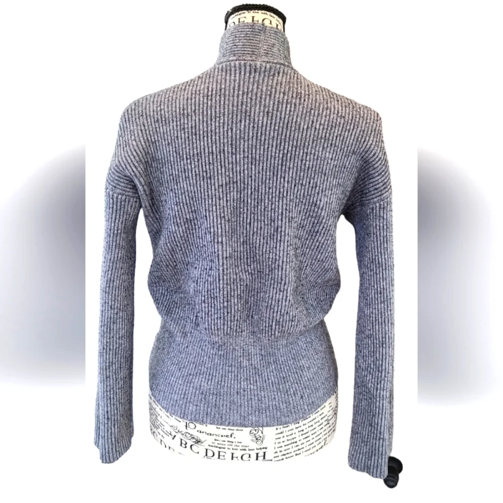 NWT! Gray Ribbed Sweater Size M - Picture 2 of 6